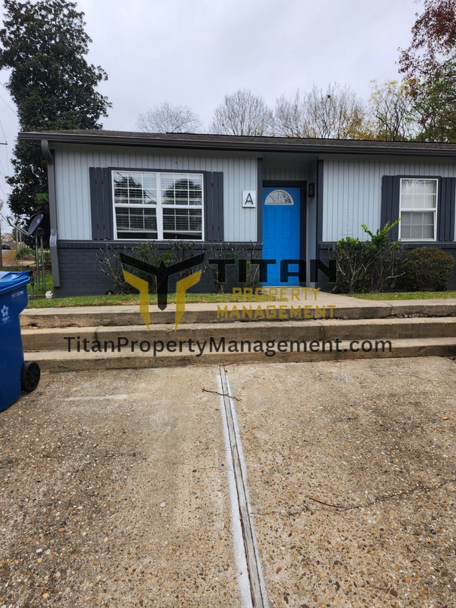 Building Photo - 2bed/2bath End-Unit Apartment with Fenced Yard