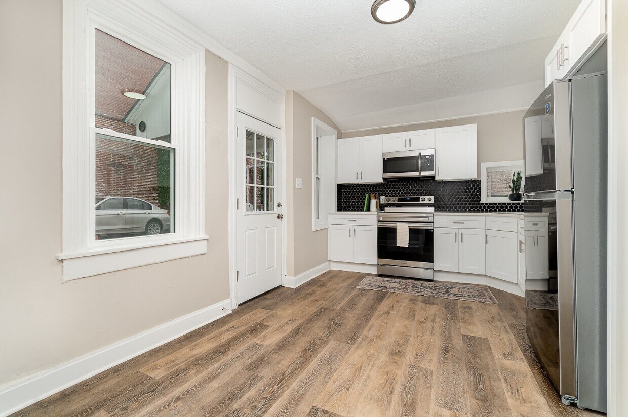 Primary Photo - 321 W Mifflin St