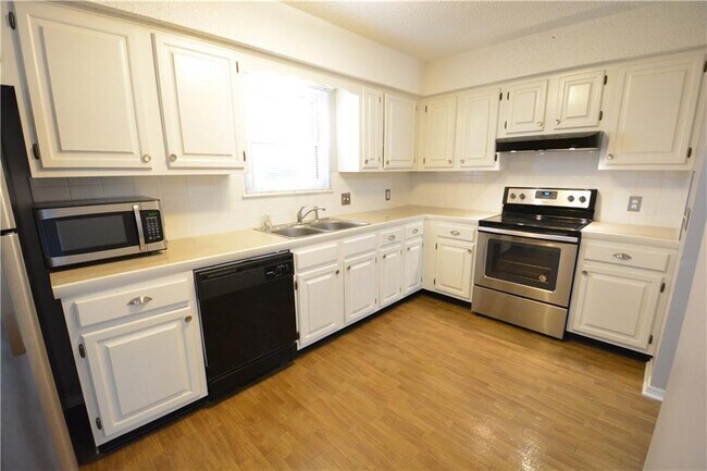 Building Photo - 2401 Pin Oak Dr