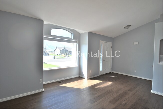 Building Photo - 564 800 E