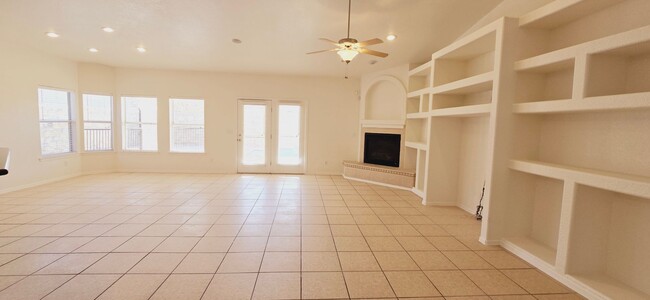 Foto del edificio - Stunning 4 bedroom, 2.5 bath home in West ...