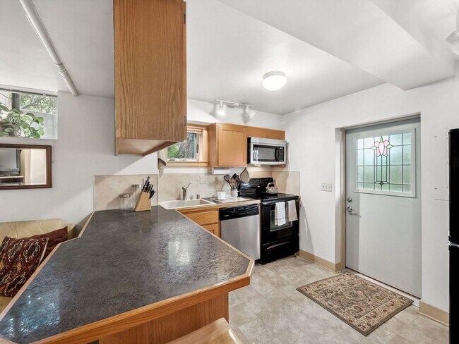 Building Photo - Super Sweet, Fully Furnished, Centrally Lo...