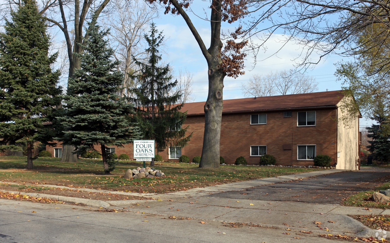 Primary Photo - Four Oaks Apartments