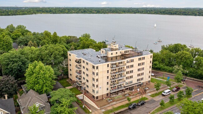Mejora tu estilo de vida en Central Lakes of Uptown, donde las vistas panorámicas se combinan con una vida vibrante. Disfruta de modernas comodidades, amplios espacios y una ubicación privilegiada cerca del agua. ¡No te lo pierdas! ¡Agenda tu visita hoy mismo! - The Shores