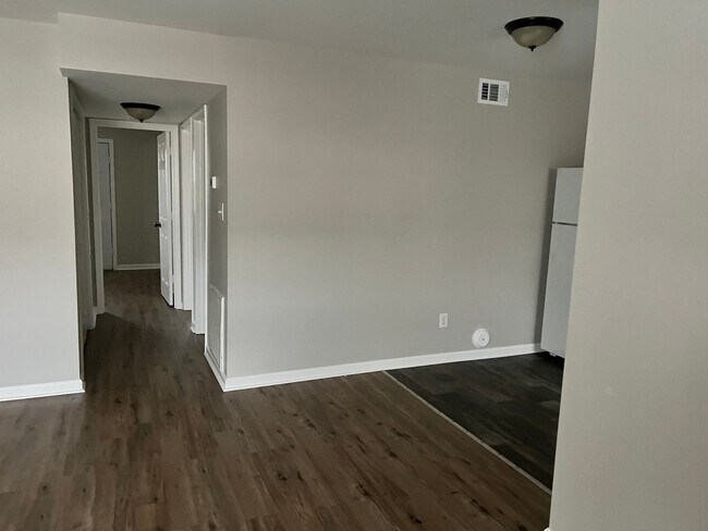 Foto del edificio - Two bedroom, 1.5 bath condo in High Point--Oakmont Condominiums