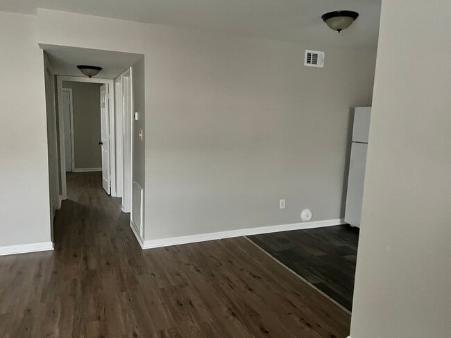Building Photo - Two bedroom, 1.5 bath condo in High Point--Oakmont Condominiums