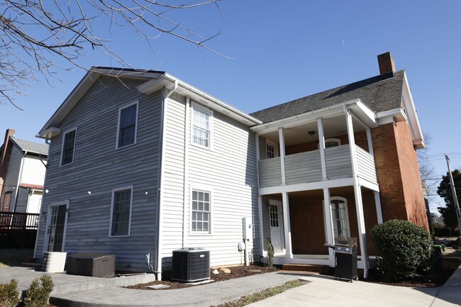 Foto del edificio - Gorgeous 2 story home in the historic Poin...