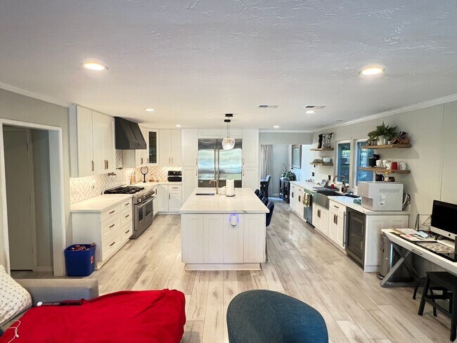 Foto del edificio - Beautifully Upgraded 5 Bed 4 Bath Orange Pool Home