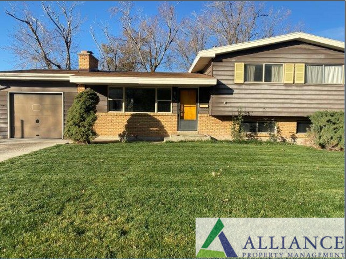 Primary Photo - RENT REDUCTION! 3 Bed 1.5 Bath Home for Re...