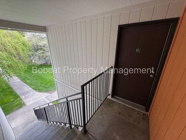 Building Photo - 400 S Saliman Rd