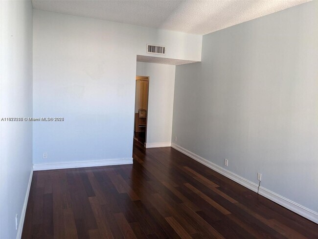 Foto del edificio - 18151 NE 31st Ct