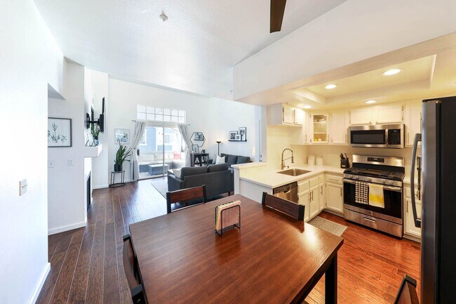 Foto del edificio - 2 Bedroom condo with view of the mountains...