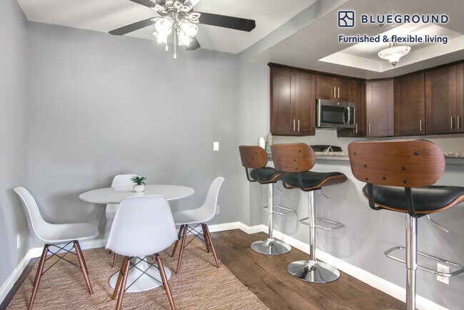 Foto del edificio - 1538 N Martel Ave
