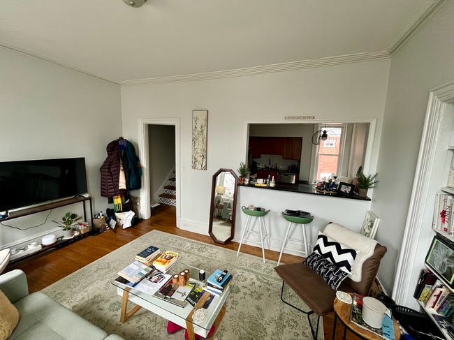 Sala de estar con vista a la cocina a través de la barra de desayuno. - 3702 Spring Garden St