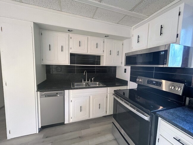 Building Photo - 1420 Maricopa Dr