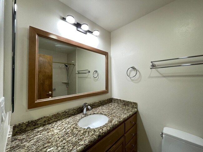 Foto del edificio - SANTA CLARA - 4 bedroom home with hardwood floors