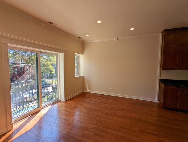 Building Photo - 2844 N Hamlin Ave
