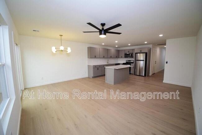 Foto del edificio - 2811 E 81st Pl