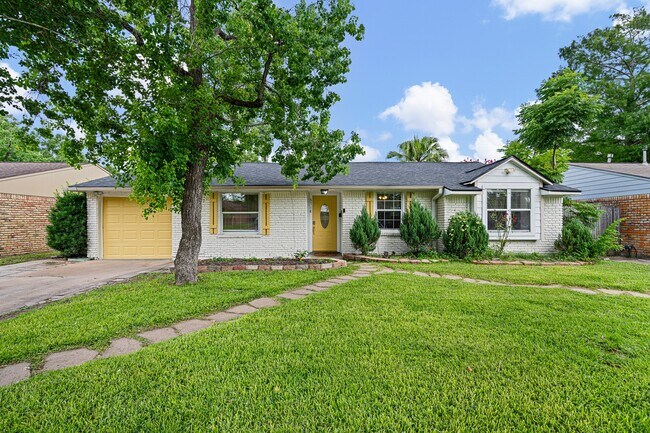 Foto del edificio - 5718 Greencraig Dr