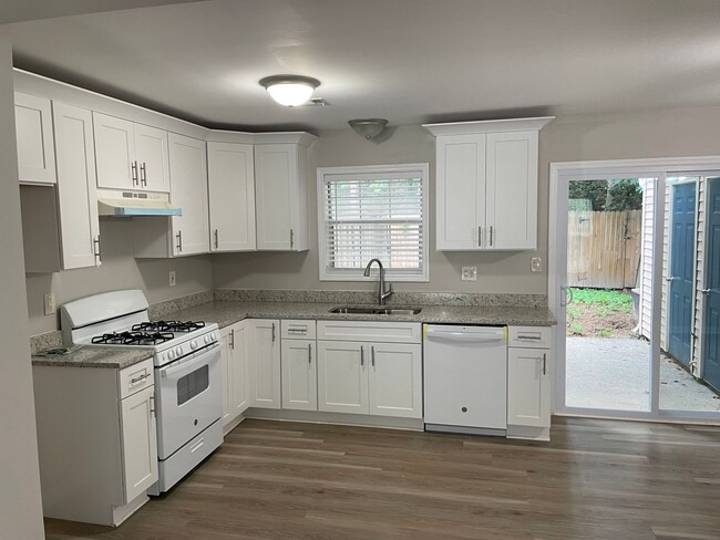 Building Photo - Remodeled Updated Townhome in Great Kennes...