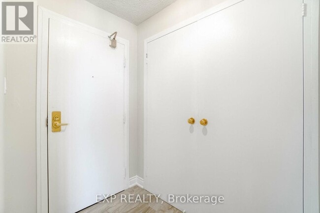 Building Photo - 3700-3700 Kaneff Crescent