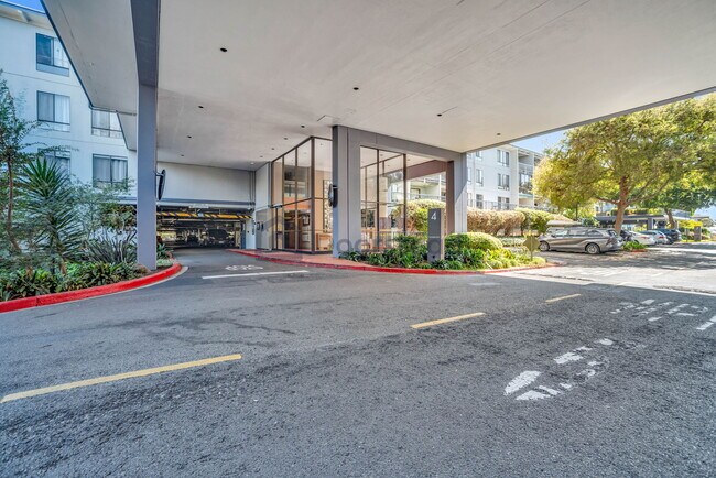 Building Photo - 4 Commodore Dr