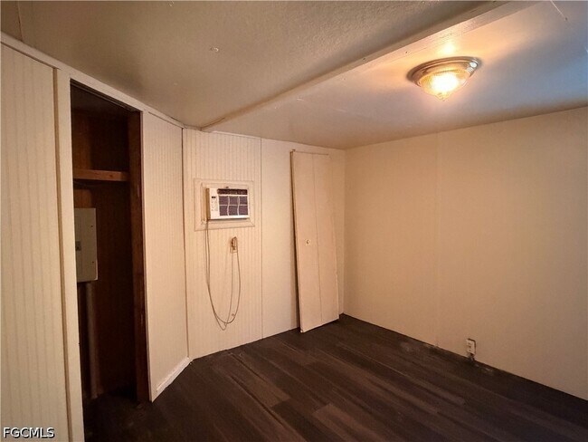 Foto del edificio - 7962 Breeze Dr