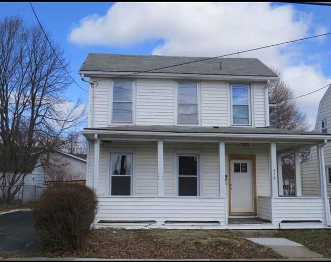 Building Photo - 916 Magee St