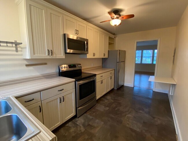 Foto del edificio - Two-Bedroom Apartment Directly Across from Forest Hill Park. Great Location!