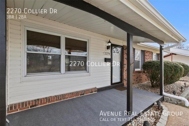 Foto del edificio - Meticulously kept home on large corner lot.