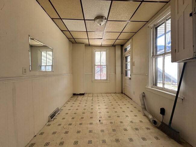 Building Photo - 2 bedroom 1 bath on quiet street.