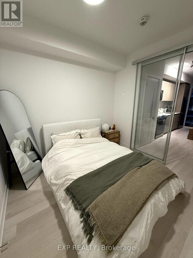 Building Photo - 357 King St W