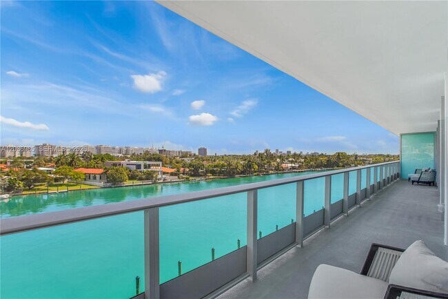 Foto del edificio - 9221 E Bay Harbor Dr