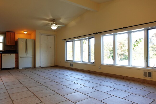 Building Photo - 212 Maplecrest  Drive South