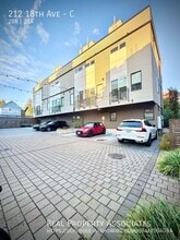 Building Photo - 212 18th Ave
