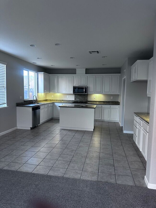 Foto del edificio - GORGEOUS HOME FOR RENT! NEW CARPET AND PAINT THROUGHOUT! 1 FULL BED AND BATH DOWNSTAIRS!