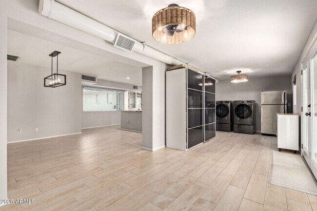 Foto del edificio - 627 W 16th St