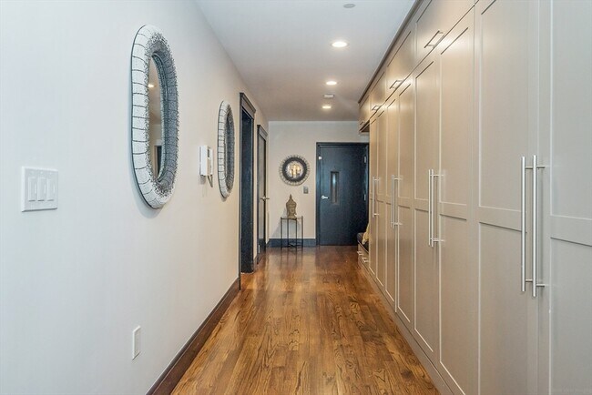 Foto del edificio - 2444 Beacon St