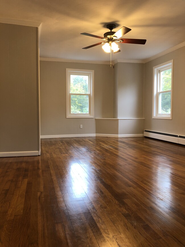 Large bedroom - 533 Washington St