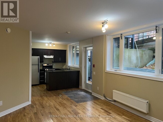 Building Photo - 324 Currell Ave