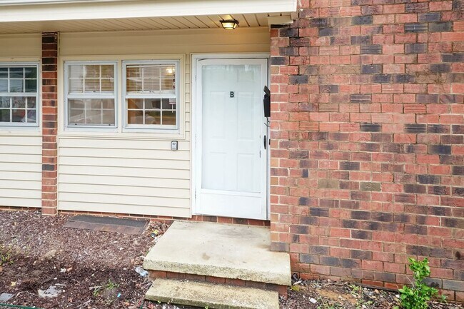 Building Photo - 718 Shawnee Dr