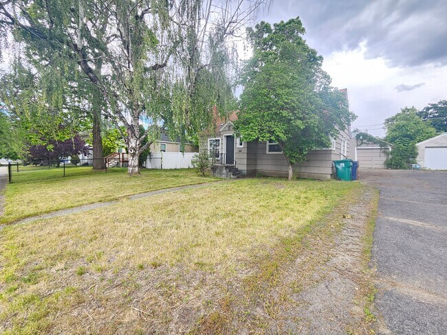 Building Photo - $1,895 - 3 Bed / 1 Bath Vintage Bungalow In North Spokane