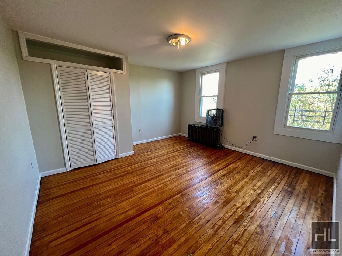 Foto principal - Top Floor 3BR 1BA w/ Laundry & Private Gar...