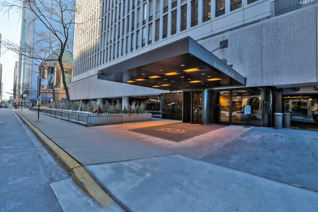 Building Photo - 200 E Delaware Pl