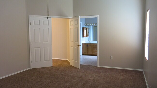 Building Photo - Beautiful 3 bed/2bath home located near park!