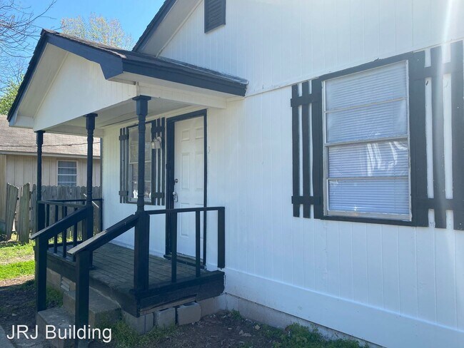 Building Photo - 3 br, 1 bath House - 201 N. Oak Street