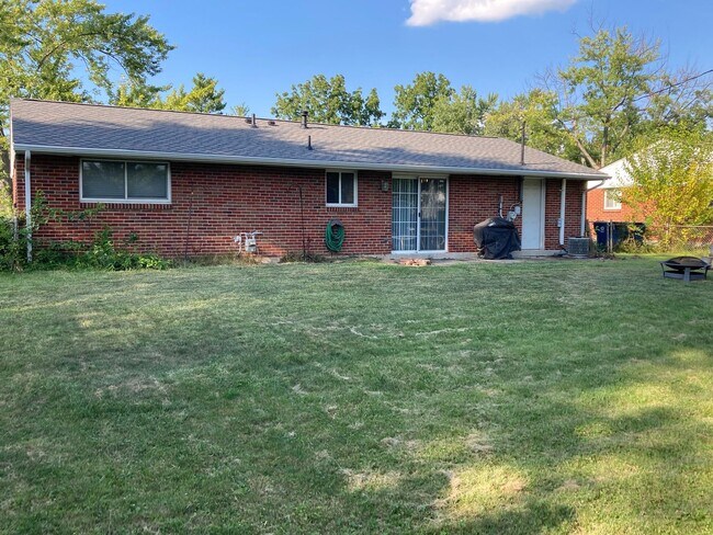 Building Photo - 3 Bedroom, 1 Bath Ranch Home w/Attached 1 ...