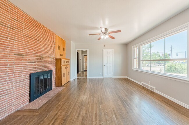 Building Photo - Captivating Spacious House in Aurora!