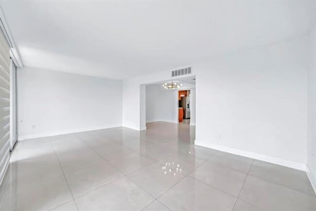Building Photo - 9240 Fontainebleau Blvd