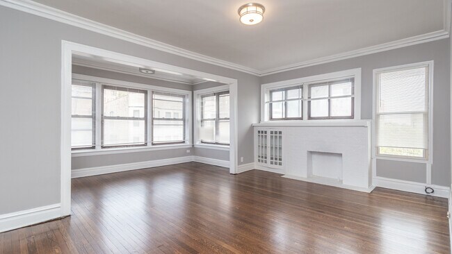 Building Photo - 1057 W Foster Ave